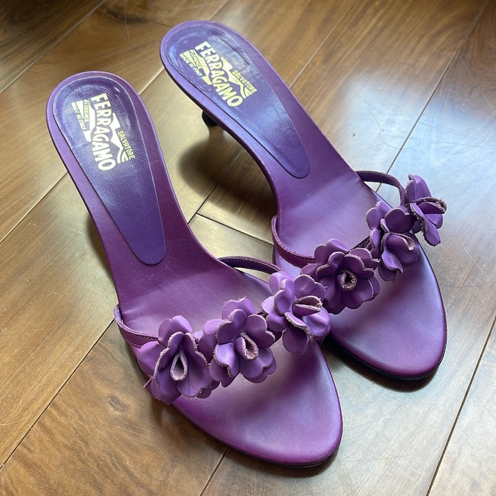 Salvatore Ferragamo vintage purple flower kitten heels size 10